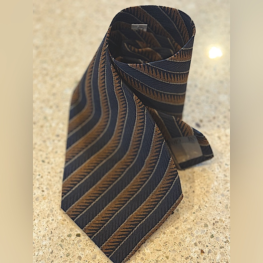 GIORGIO ARMANI Cravatte Navy/Gold/Black All Silk Tie 4”W  X 57” L Made In Italy